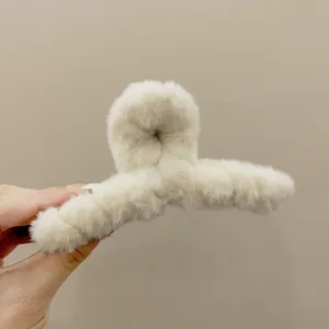 Nahaufnahme der flauschigen Haarklammer aus beigem Kunstpelz für Herbstfrisuren