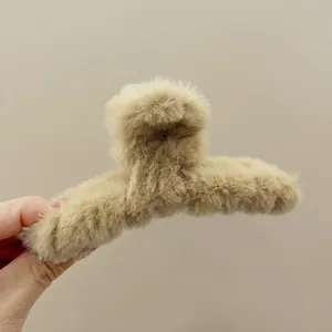 Nahaufnahme der weichen Plüsch-Haarklammer in Kaffeebraun für den Winter