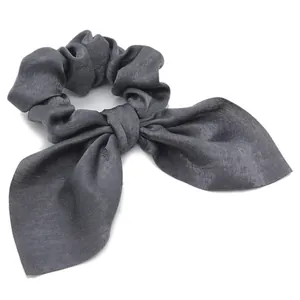 Chouchou en satin gris foncé avec grand nœud et texture soyeuse élégante