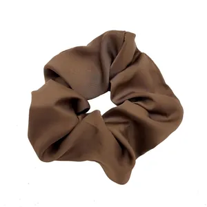 Elegante diepbruine satijnen scrunchie met zijdeachtige textuur en golvende plooien