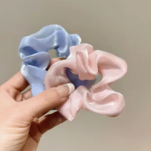 Scrunchies in organza satinata azzurro e rosa con texture a pieghe per donna