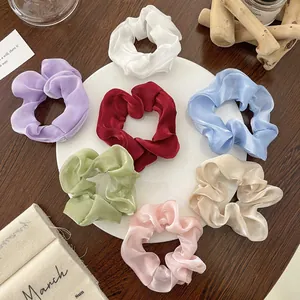 Set di 7 elastici per capelli in organza colorata in toni pastello su vassoio in legno