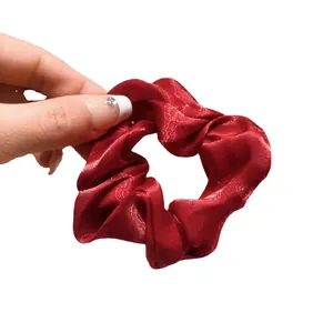 Elegante elastico per capelli in organza rossa con texture lucida per le donne