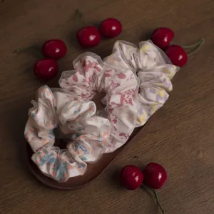 3er-Set Organza-Haargummis mit Gänseblümchen-Print und Netzrand auf Holztablett
