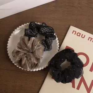 Elegantes Organza Scrunchie-Set mit Punkten und Hahnentrittmuster in einer Keramikschale