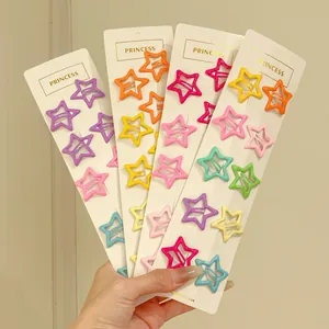 Primer plano de pinzas para el cabello de metal en forma de estrella de colores vivos