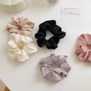 Set mit fünf Seidensatin-Haargummis in Champagner, Schwarz, Rosa, Beige und Violettönen