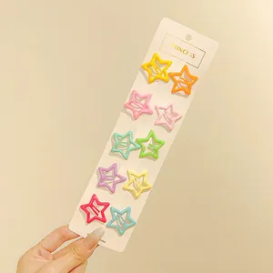 Primer plano de 10 pinzas de estrella coloridas para niñas en tarjeta de exhibición