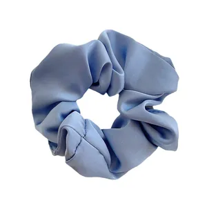 Premium hellblaues Satin-Haargummi mit eleganten Falten für elegantes Haarstyling