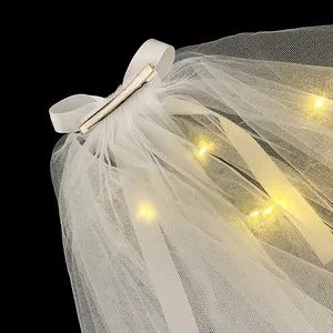 Pince à cheveux voile blanc double couche avec lumières LED chaudes et détail nœud