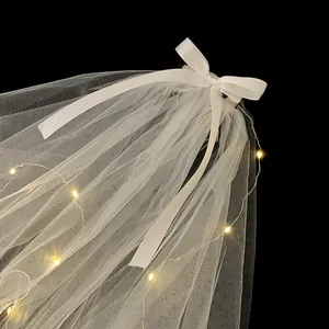 Voile de tulle blanc double couche éthéré avec lumières LED et nœud en satin