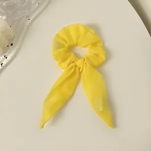 Nahaufnahme gelbes Organza-Haargummi mit Hasenohren und feiner Netzstruktur-Details