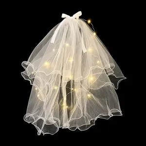 Détail du voile en tulle blanc à double couche avec lumières LED et nœud en satin