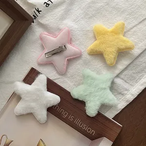 Lot de quatre barrettes étoiles en peluche colorée aux tons macarons avec clips en métal