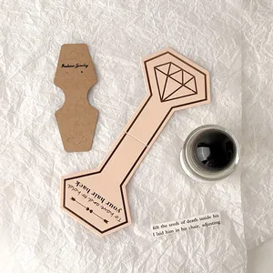 Tarjetas expositoras de joyas en kraft marrón y rombo rosa para accesorios del cabello