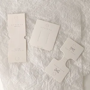 Tarjetas de cartulina beige con textura para exhibir joyas y accesorios para el pelo