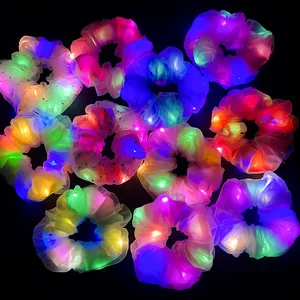 Chouchous LED colorés en résille brillant en plusieurs couleurs sur fond noir