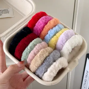 Set mit 14 bunten Plüsch-Haargummis aus Kunstfell in einer Premium-Geschenkbox