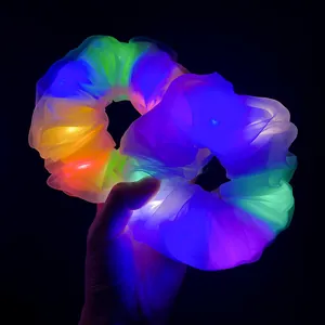 Détail de chouchou en maille LED avec éclat néon vibrant pour fêtes et vie nocturne