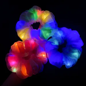 Chouchous lumineux en résille à LED multicolores brillant sur un fond noir contrasté