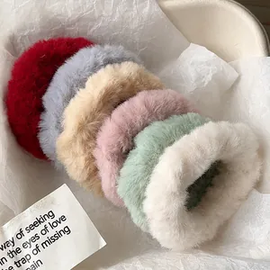 Nahaufnahme von sechs bunten Plüsch-Haargummis in Rot, Grau, Camel, Rosa, Grün und Weiß