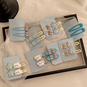 Detail van schattige beer en ster hars haarspelden voor kinderen en Y2K-stijl