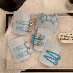 Detail van blauwe Y2K haarclips set met 3D harsberen en sterren op een kaartje
