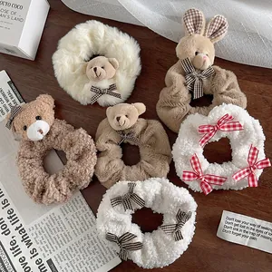 Détails de chouchous en peluche avec petit ours mignon et nœuds papillons
