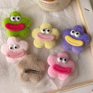 Détail de pinces à cheveux en peluche en forme de fleur avec des yeux et des lèvres