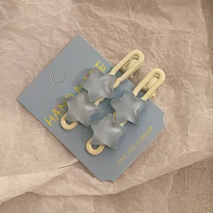 Detail van stervormige haarclips met glitters op een handgemaakt displaykaartje