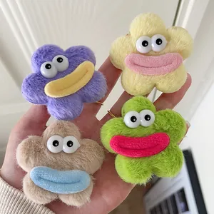 Barrettes étoile en peluche avec grands yeux et bouche drôle en quatre couleurs