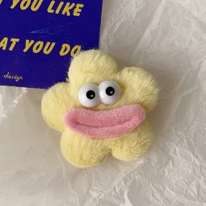 Détail de la pince à cheveux fleur en peluche jaune avec yeux de dessin animé mignons
