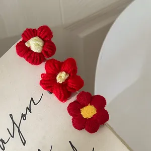 Lot de barrettes à fleurs rouges tricotées à la main avec texture en fil souple
