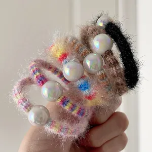 Chouchous en tricot arc-en-ciel avec texture peluche et grandes perles irisées