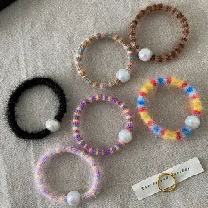 Détail de lot de 6 chouchous en peluche aux motifs colorés avec des perles brillantes