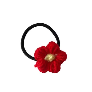 Élastique à cheveux fleur rouge tricotée à la main avec bande noire élastique