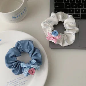Chouchou Doux Coréen Imprimé Ours Avec Nœud Papillon Bouton de Cœur Élégant Tissu Élastique Corde à Cheveux Pour Femmes