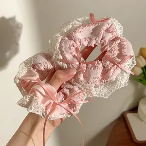 Set van twee roze kanten haarelastiekjes met delicate strikjes in zoete stijl