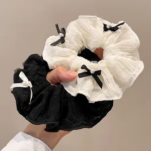 Lace Scrunchies Set mit schwarzen Schleifen und Perlen für Balletcore-Haarstyling