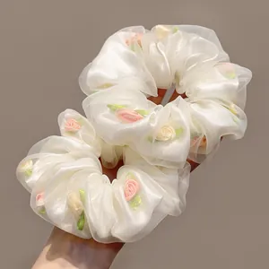Lot de deux chouchous en organza blanc avec fleurs pour des coiffures douces et élégantes
