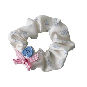 Chouchou blanc avec motif ours bleus, bouton coeur bleu et nœud à carreaux roses