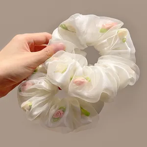 Lot de deux chouchous en organza blanc avec roses en tissu rose et détails de feuilles
