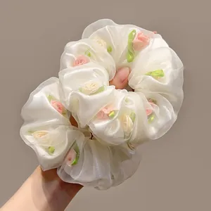 Chouchou élégant en organza blanc avec roses faites main roses et feuilles en ruban vert