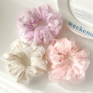 Set di tre elastici per capelli in organza floreale nei colori viola, beige e rosa