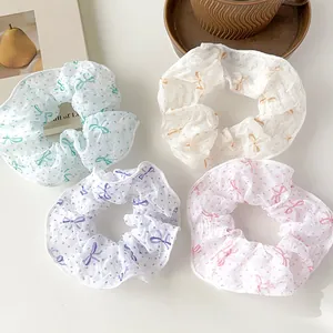 Set aus vier Chiffon-Haargummis mit Punkten und Schleifen in weichen Pastelltönen