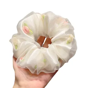 Chouchou volumineux en organza blanc perle orné de délicates petites roses roses