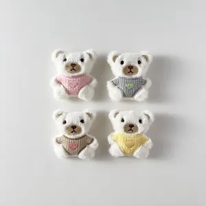 Set di quattro orsetti di peluche con maglioni colorati per accessori e fai-da-te