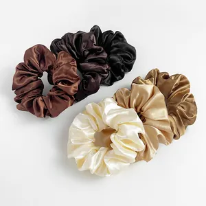 Lot de quatre chouchous en satin brillant noir, marron, beige et crème pour la coiffure