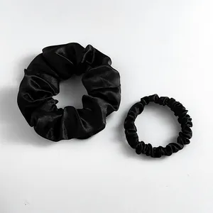 Set van twee zwarte satijnen scrunchies bestaande uit een grote en een kleine haarelastiek