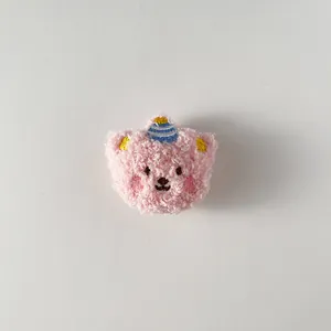 Détail de tête d'ours en peluche rose avec chapeau de fête pour accessoires DIY
